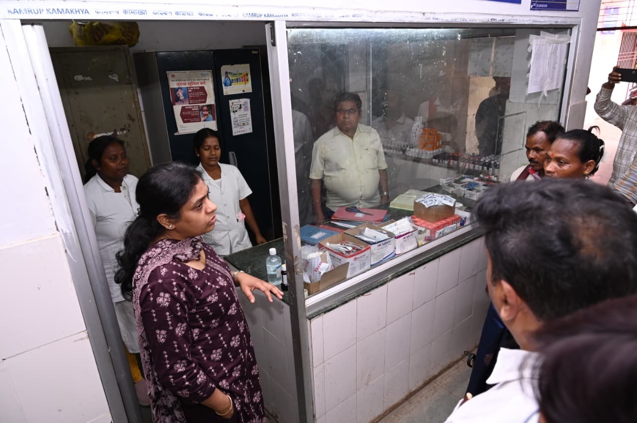 उपायुक्त मेघा भारद्वाज ने सीएचसी अमड़ापाड़ा का किया औचक निरीक्षण, व्यवस्थाओं को सुधारने के दिए निर्देश