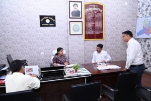 डीसी ने अमड़ापाड़ा प्रखंड कार्यालय का किया औचक निरीक्षण; दिए कड़े निर्देश