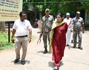 उपायुक्त का औचक निरीक्षण: अनुमंडल, एलआरडीसी कार्यालय और जिला अभिलेखागार की जांची व्यवस्थाएं, कार्यशैली सुधारने के निर्देश