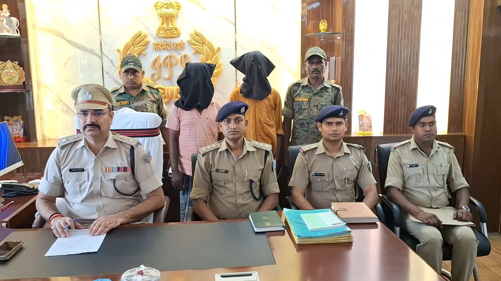 पाकुड़ के पुष्पानगर में होता था ‘सफेद पाउडर’ का खेल, चाय दुकान से भारी मात्रा में ब्राउन शुगर और गांजा बरामद