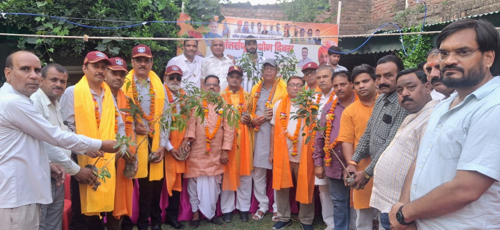 क्षत्रिय सभा, राजपुर चुंगी ने नेहरू एंक्लेव में पर्यावरण संरक्षण अभियान सँग किया योगाचार्यों का सम्मान