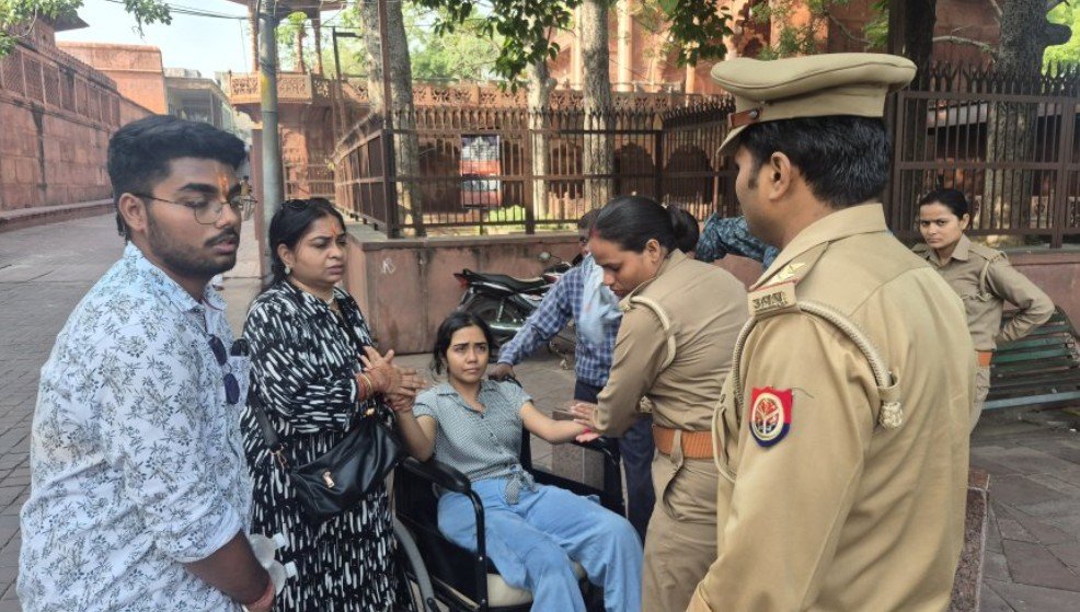 ताजमहल पर गर्मी का असर: 17 वर्षीय पर्यटक की बिगड़ी तबीयत, सुरक्षा कर्मियों की तत्परता से टला बड़ा हादसा