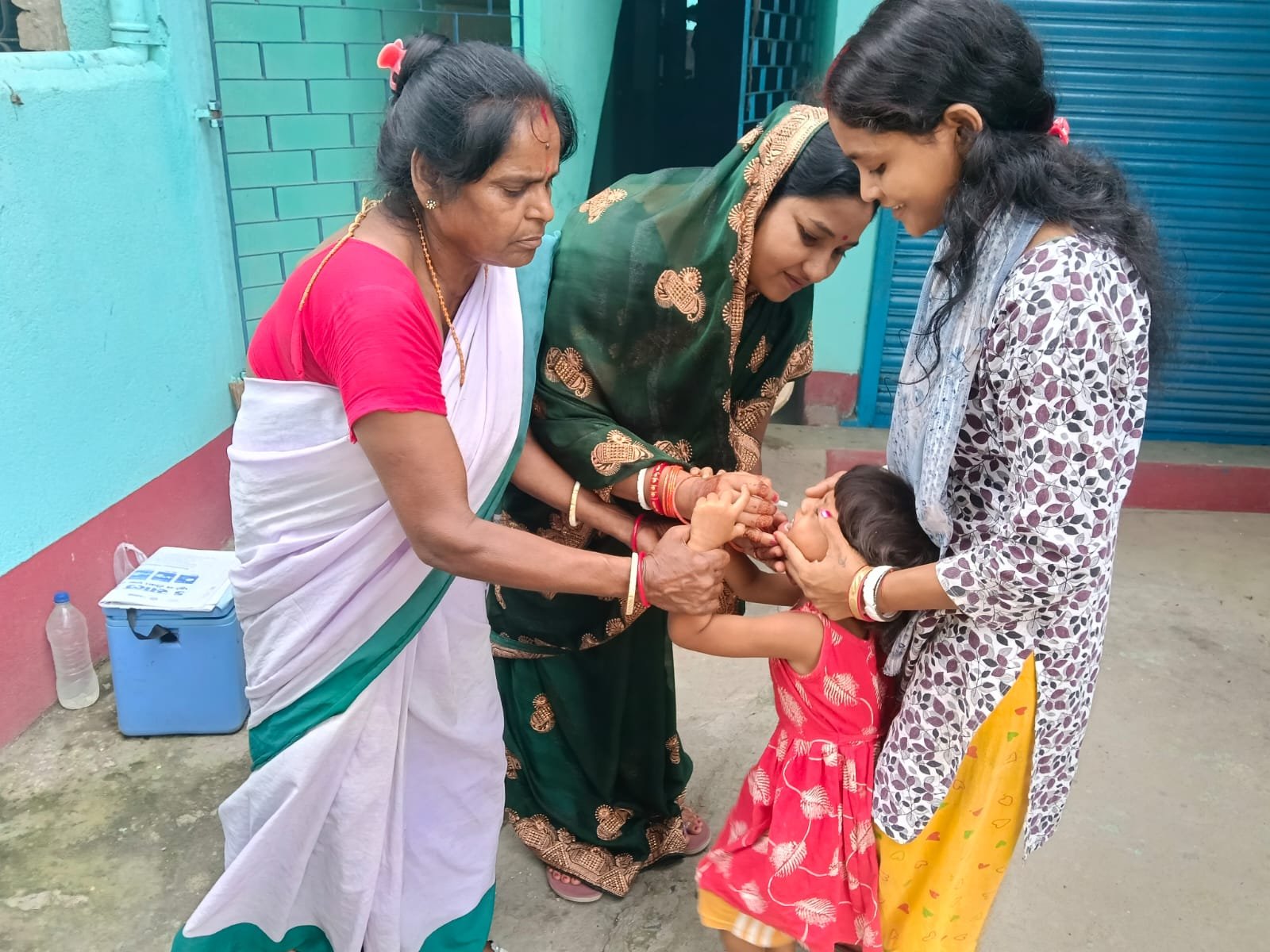 वार्ड पार्षद निभा देवी ने बच्चों को पिलाई पोलियो की दो बूंद, वार्ड संख्या 11 में पल्स पोलियो अभियान का शुभारंभ