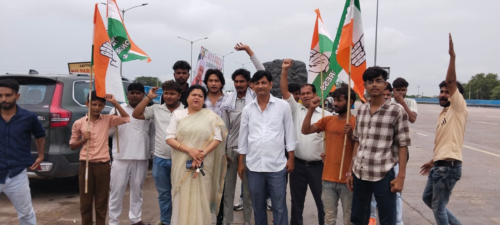 अखिल भारतीय महिला कांग्रेस की राष्ट्रीय सचिव नम्रता दान के नेतृत्व में कांग्रेस कार्यकर्ताओं एवं समर्थकों ने यूपी कांग्रेस प्रभारी का आगरा में किया हार्दिक स्वागत