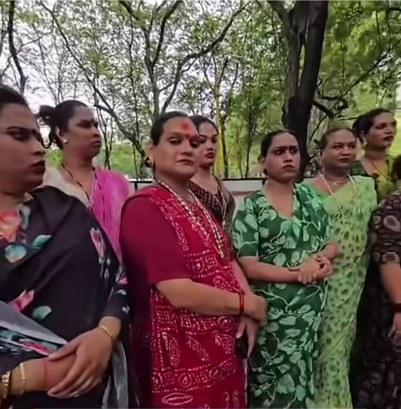 तीन सगी बहनों द्वारा परेशान किए जाने पर सुरत पुलिस कमिश्नर को आवेदन