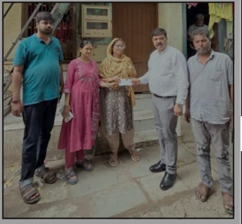 गुजरात प्रदेश सुरत शहर में बाढ़ पीड़ित परिवार को सरकार से मिली आर्थिक सहायता++++++1