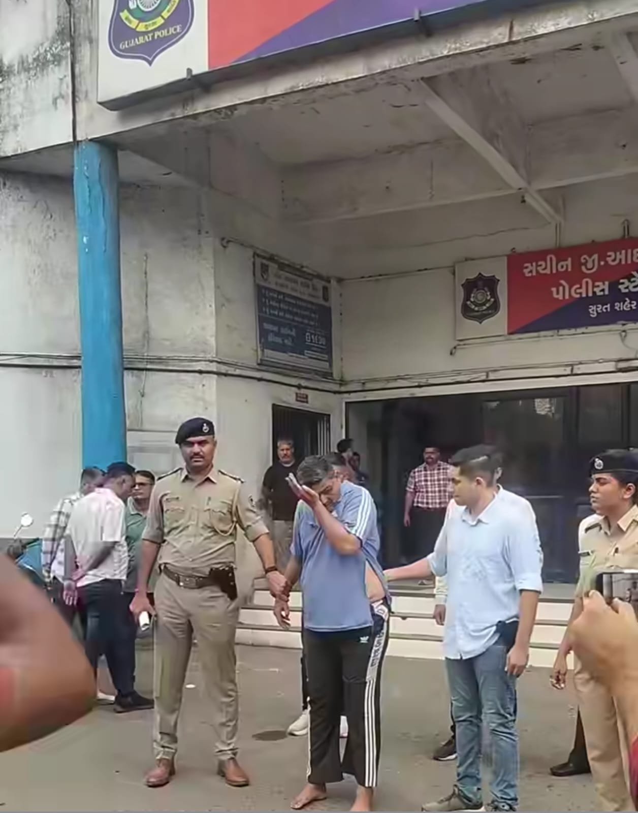गुजरात प्रदेश सुरत शहर में सचिन विस्तार की 13 साल कि लड़की के साथ वकील ने किया++++++++++