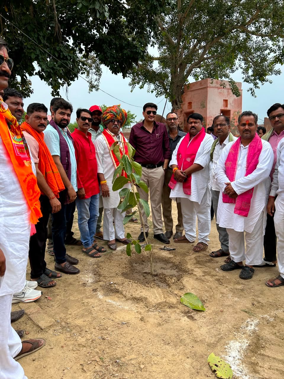 बजरंगदल सेवा सप्ताह के तहत किरावली में हुआ वृक्षारोपण, विहिप क्षेत्रीय संगठन मंत्री मुकेश खांडेकर ने लगाया बरगद का पौधा