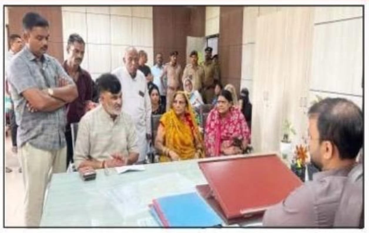 बाढ़ पीड़ित परिवार जनों को राहत पैकेज के लिए सूरत शहर कांग्रेस महा मंत्री की जिला कलेक्टर को ज्ञापन