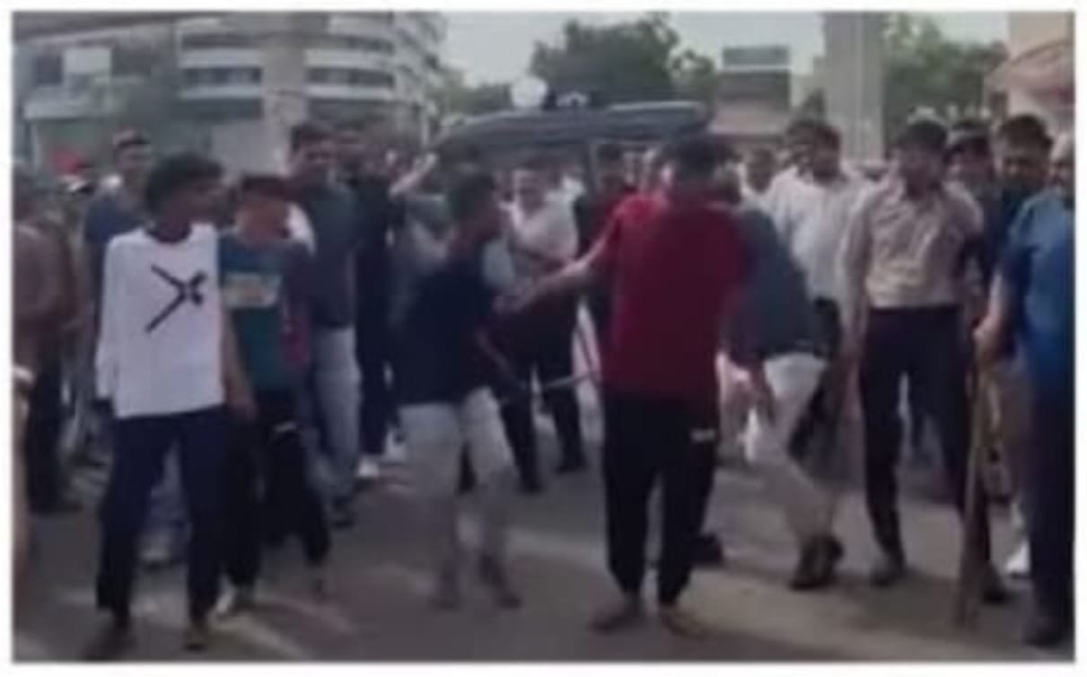 असमाजिक तत्त्वों में कानून का भय होना जरूरी है वर्ना लोग सुरक्षित कैसे रहेगे+++++