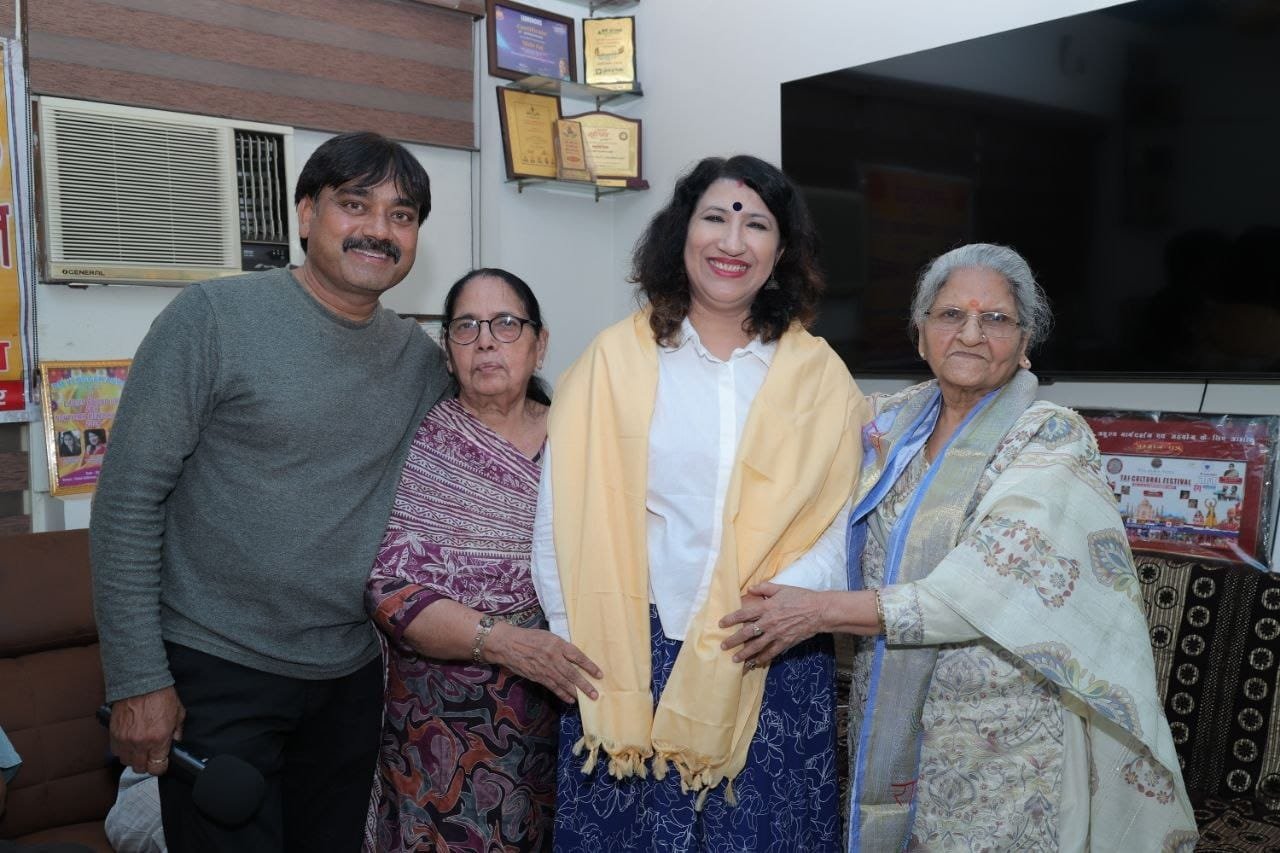विदेश में सम्मान के बाद आगरा लौटीं निशी राज जैन, काव्य गोष्ठी में गूंजे हिंदी और संस्कृति के स्वर