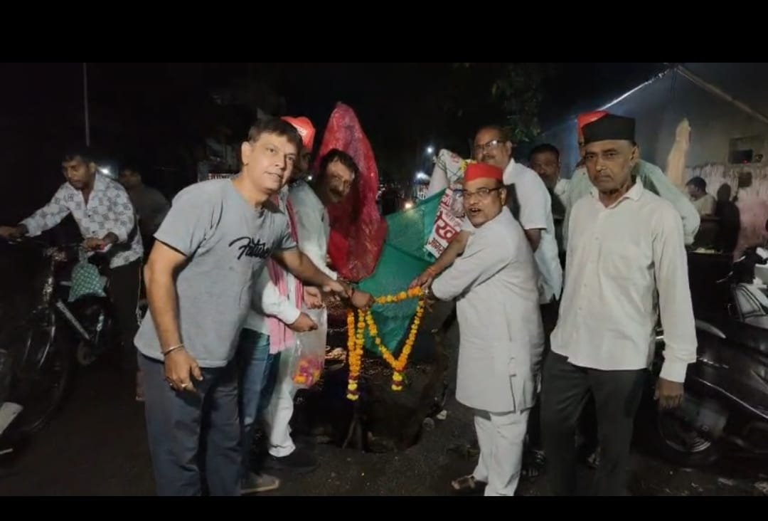 स्मार्ट सिटी के विरोध में सपा नेताओं ने किया ‘गड्ढा पूजन’, नगर निगम और सरकार पर साधा निशाना