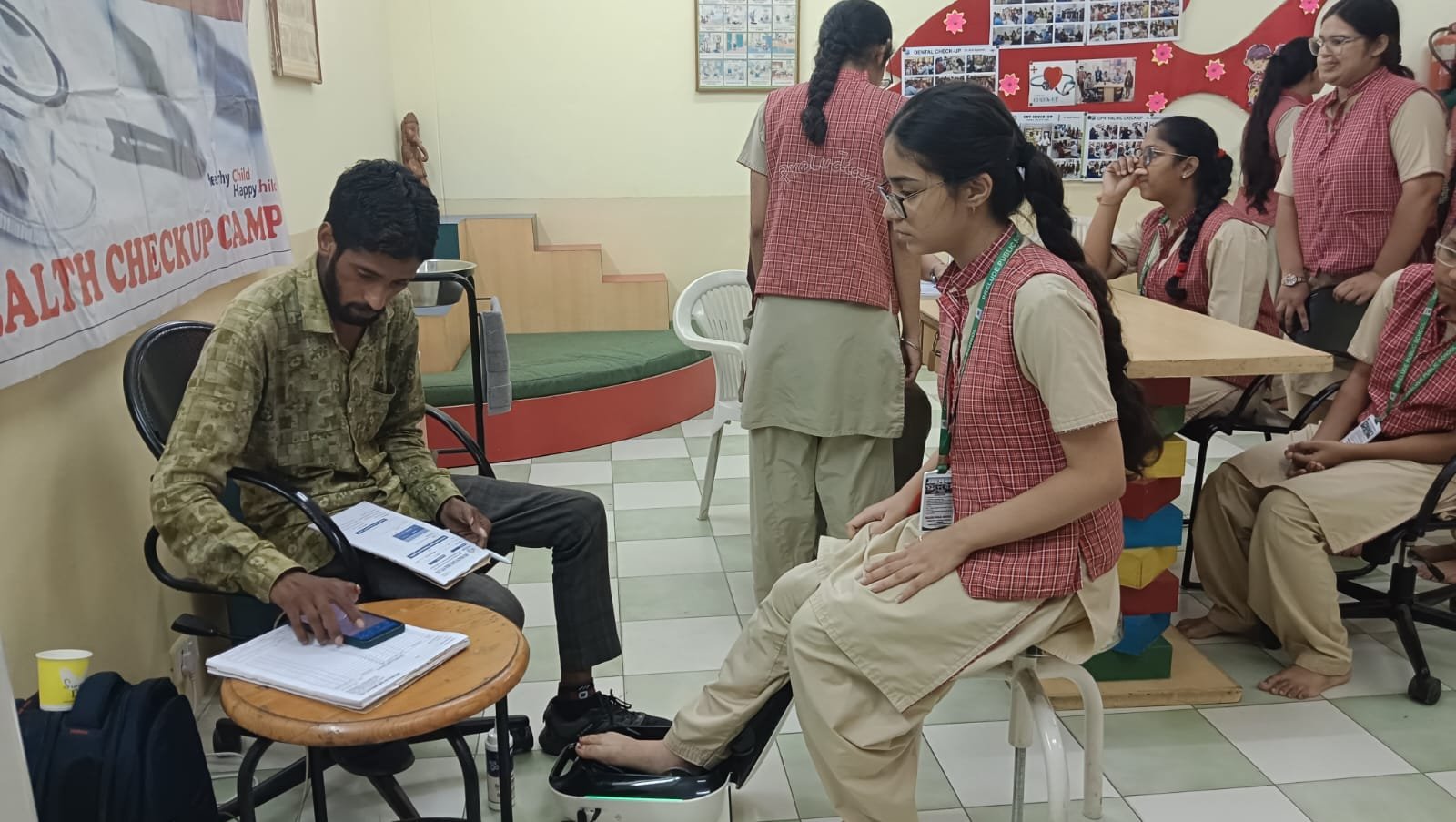 मजबूत हड्डियां, सुरक्षित सड़कें और स्वस्थ कार्यशैली का संदेश