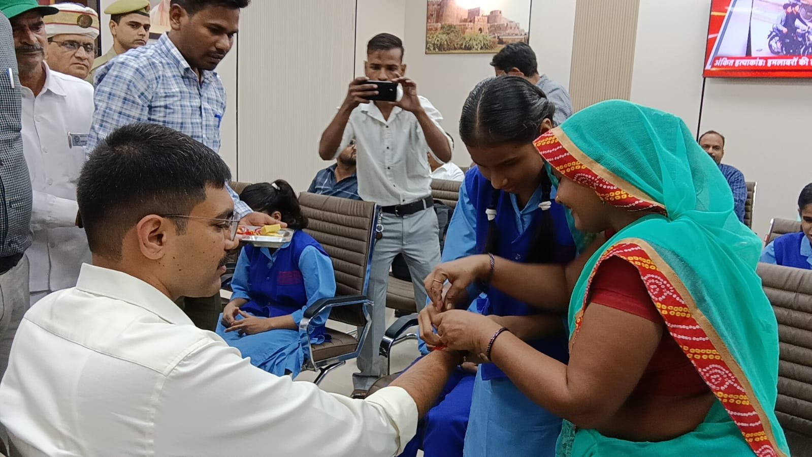 दृष्टिबाधित विद्यार्थियों ने जिलाधिकारी को बांधा रक्षा सूत्र, मिला स्नेह और आशीर्वाद