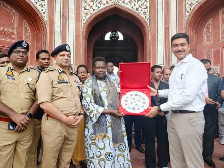 युगांडा की उपराष्ट्रपति जेसिका रोज पहुंचीं आगरा, डीएम मनीष बंसल ने पुष्पगुच्छ और स्मृति चिह्न देकर किया स्वागत