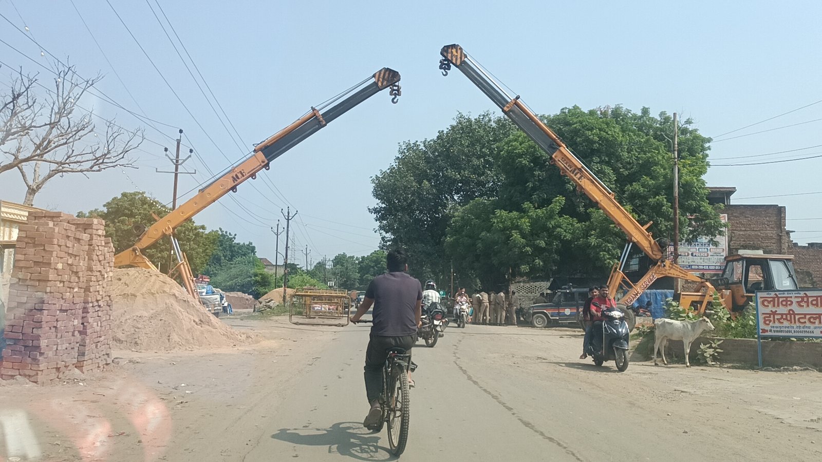 UGC आंदोलन से पहले आगरा में प्रशासनिक तैयारी तेज नई की सराय में हाइड्रोलिक क्रेन और बैरिकेडिंग, कमिश्नरेट घेराव को लेकर बढ़ी हलचल