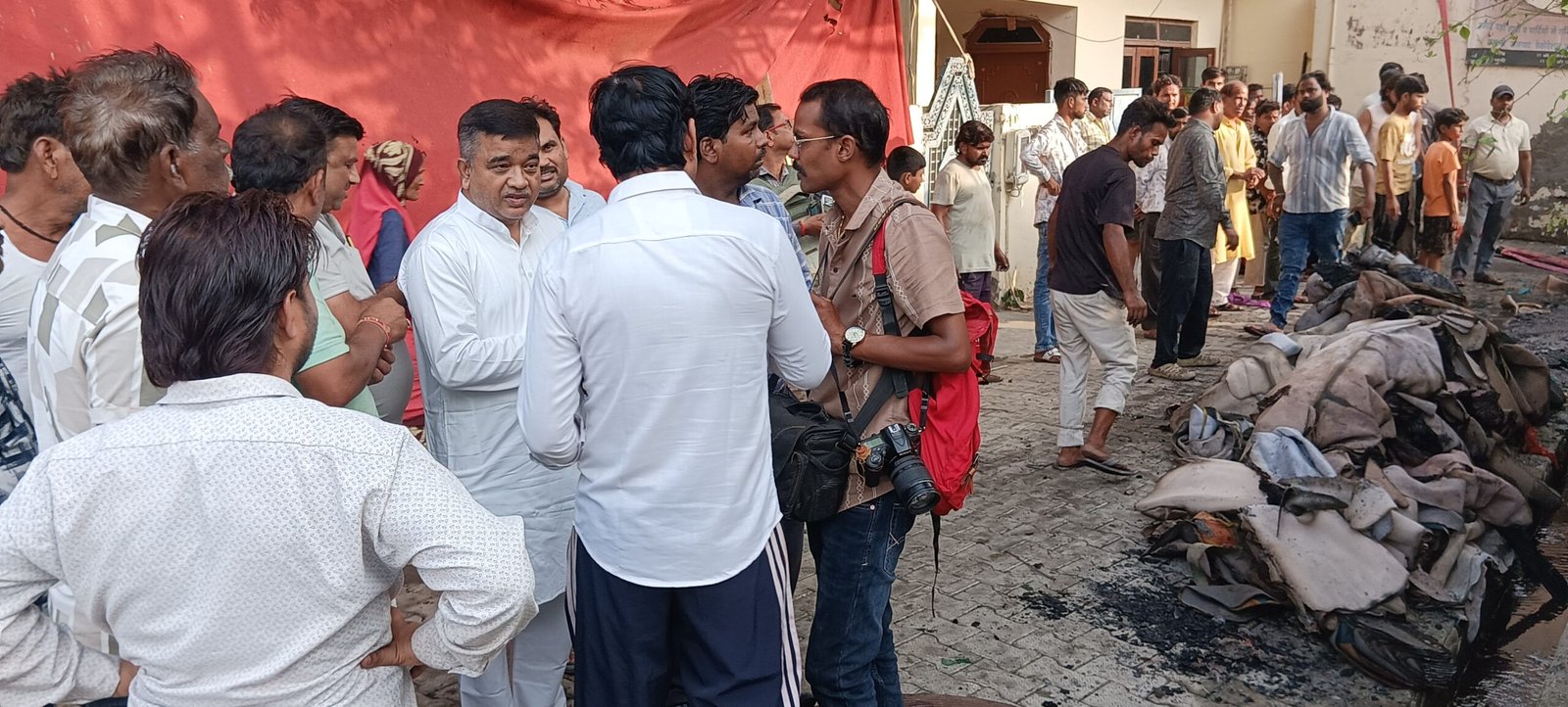 बल्केश्वर में टेंट गोदाम में भीषण आग, लाखों का सामान जलकर राख
