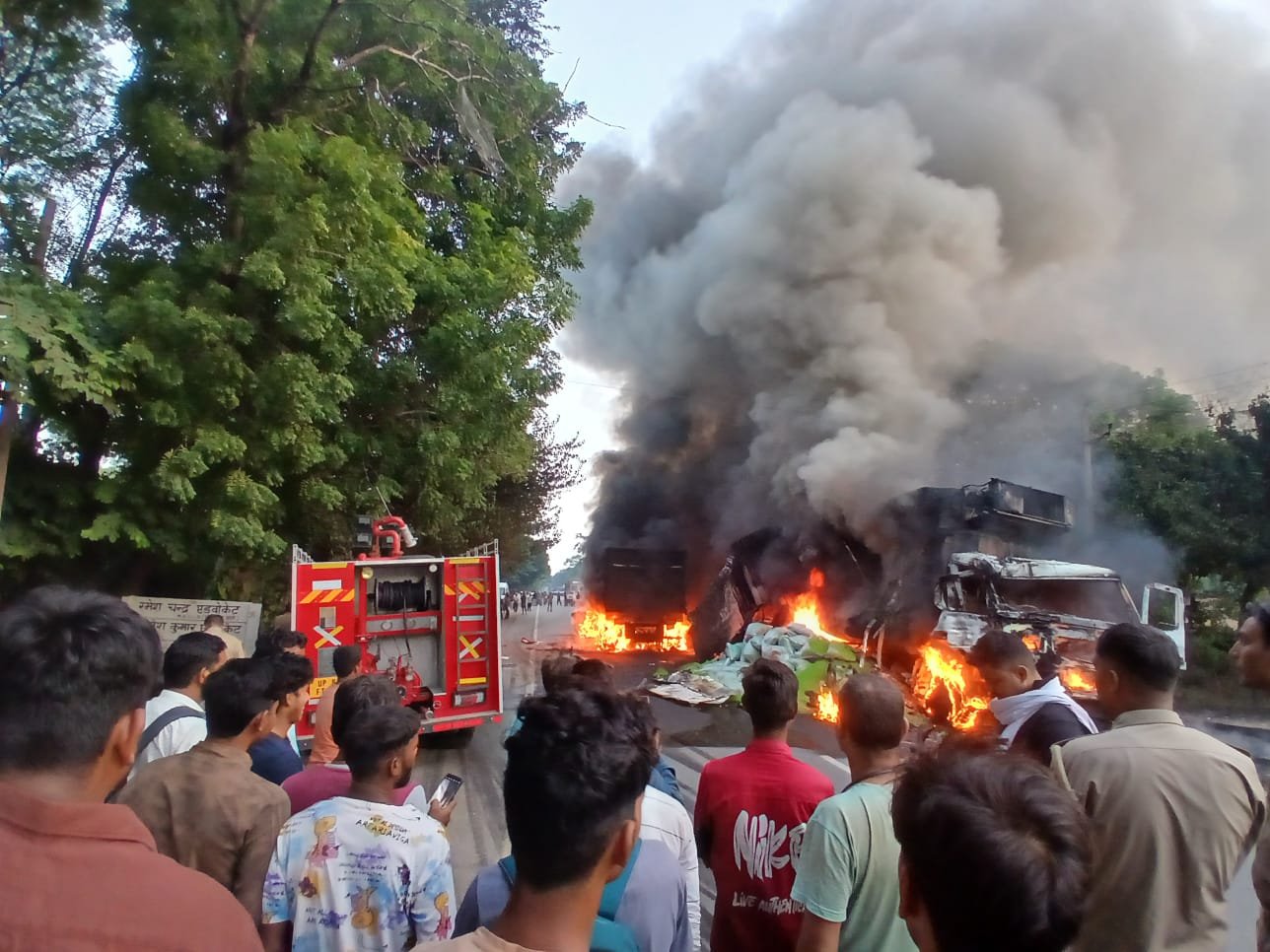 ब्रेकिंग न्यूज़ | खंदौली  खंदौली में सामुदायिक स्वास्थ्य केंद्र के सामने दो ट्रकों की जोरदार भिड़ंत, दोनों ट्रकों में लगी भीषण आग