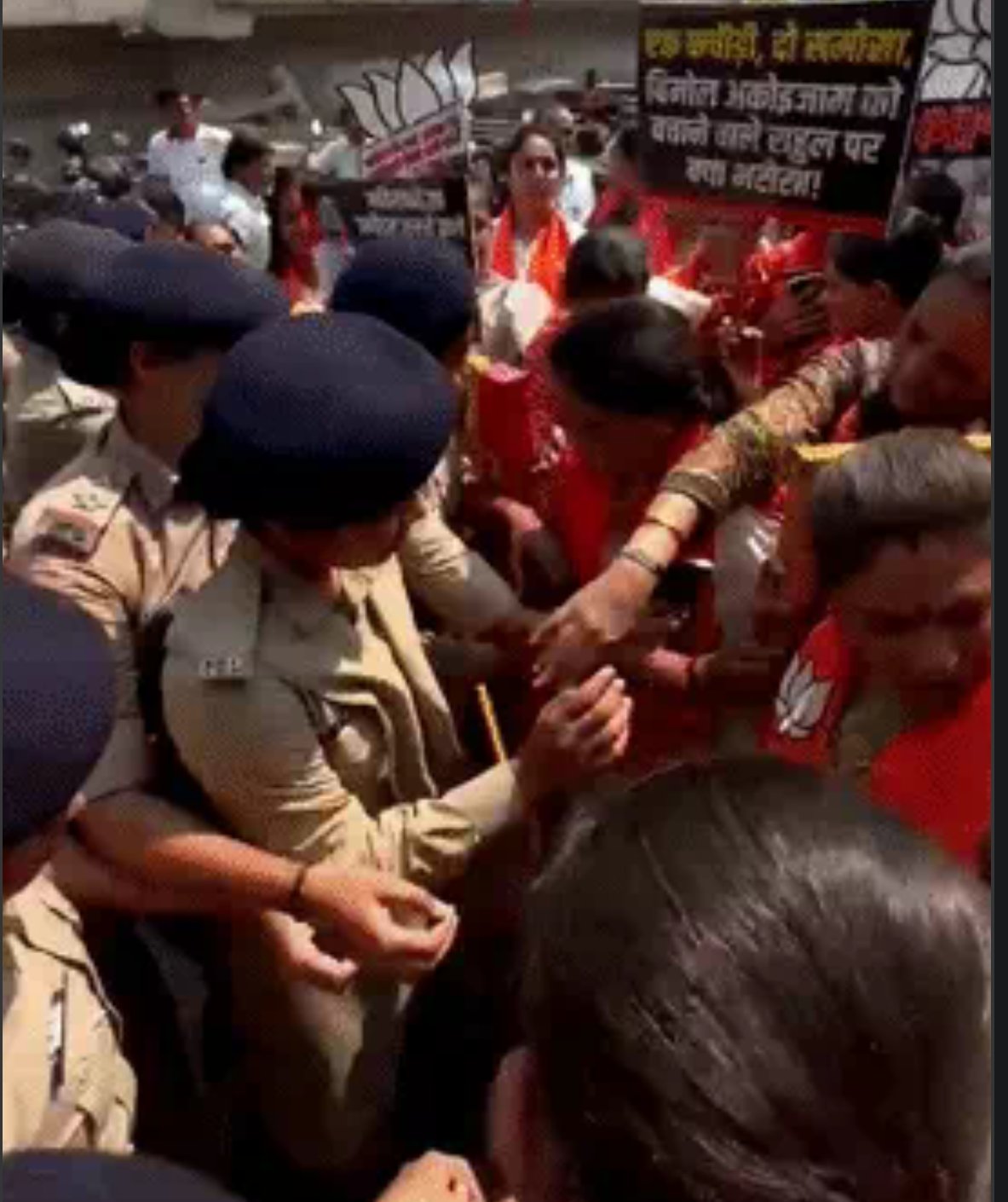 गुजरात प्रदेश सुरत शहर कांग्रेस कार्यायल पर भारतीय जनता पार्टी के महिला प्रकोष्ठ द्वारा+++++++