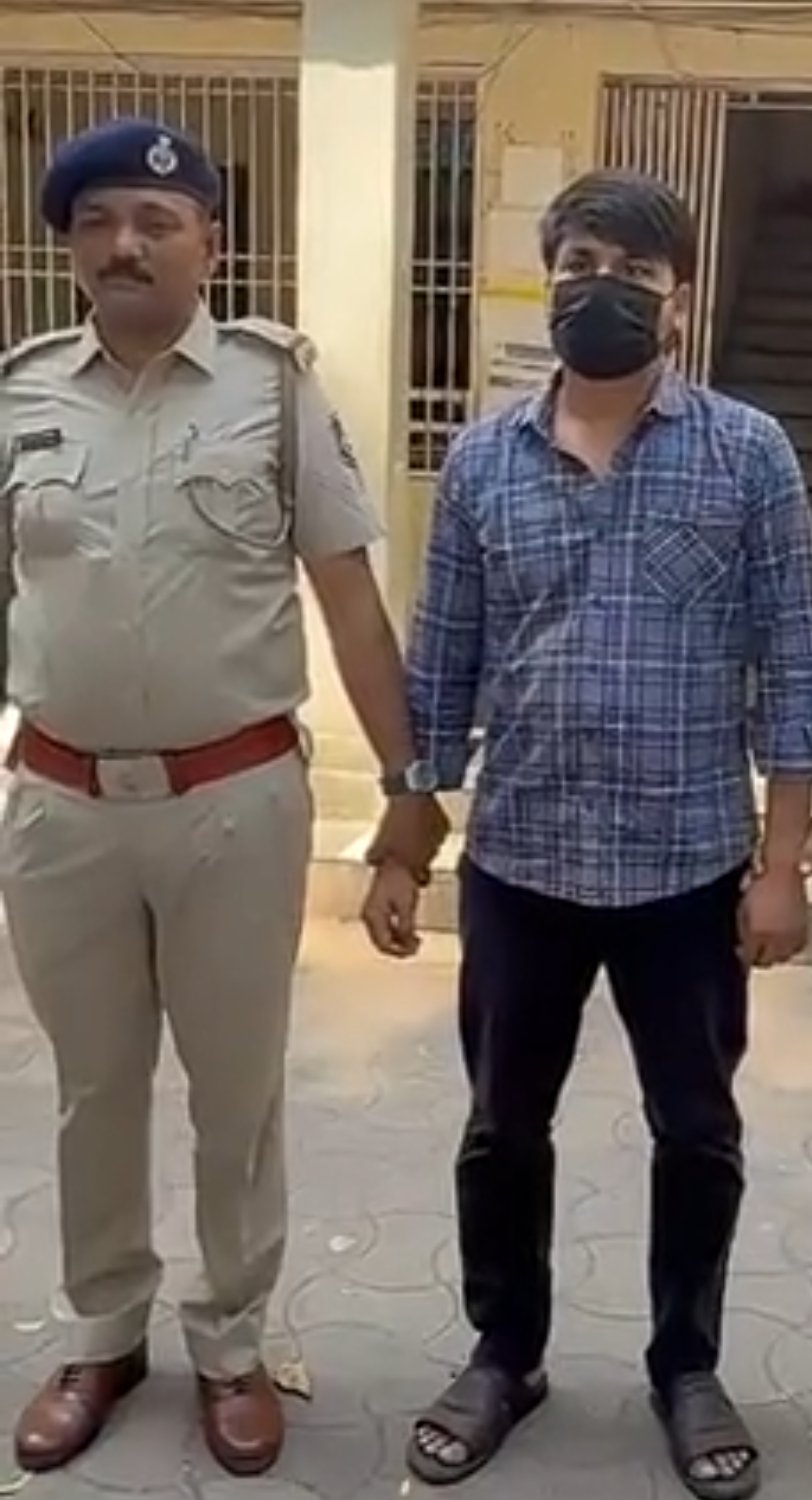 गुजरात प्रदेश सुरत शहर के न्यू सिविल हॉस्पिटल से डॉ महेश्वरी को पुलिस ने किया+++++