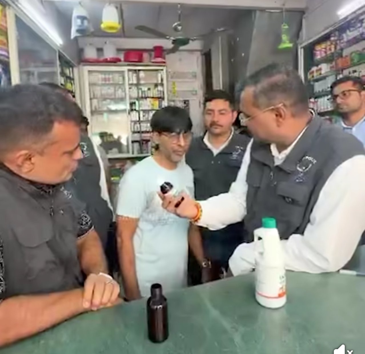 गुजरात प्रदेश सुरत शहर में पशुओं के इलाज कि दवा को+++++++++