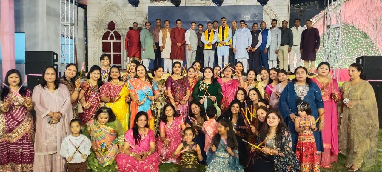 दीपों की जगमगाहट में झूम उठा अमृतम् परिवार, गरबा-डांडिया की धुन पर थिरके कदम